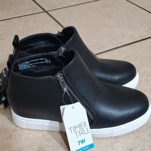 Time and Tru black ankle sneaker new